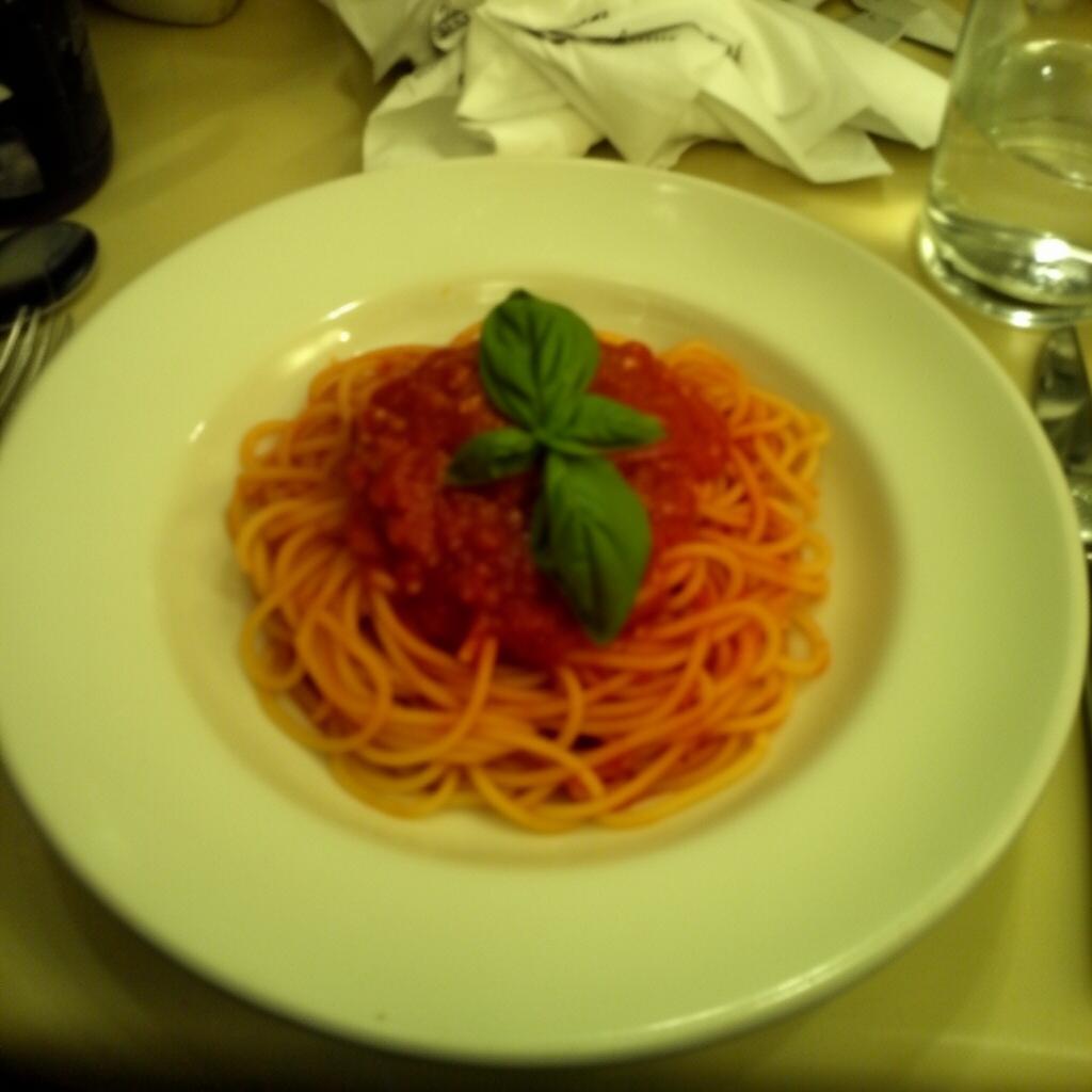 Foto smartphone di spaghetti al pomodoro prima del miglioramento AI